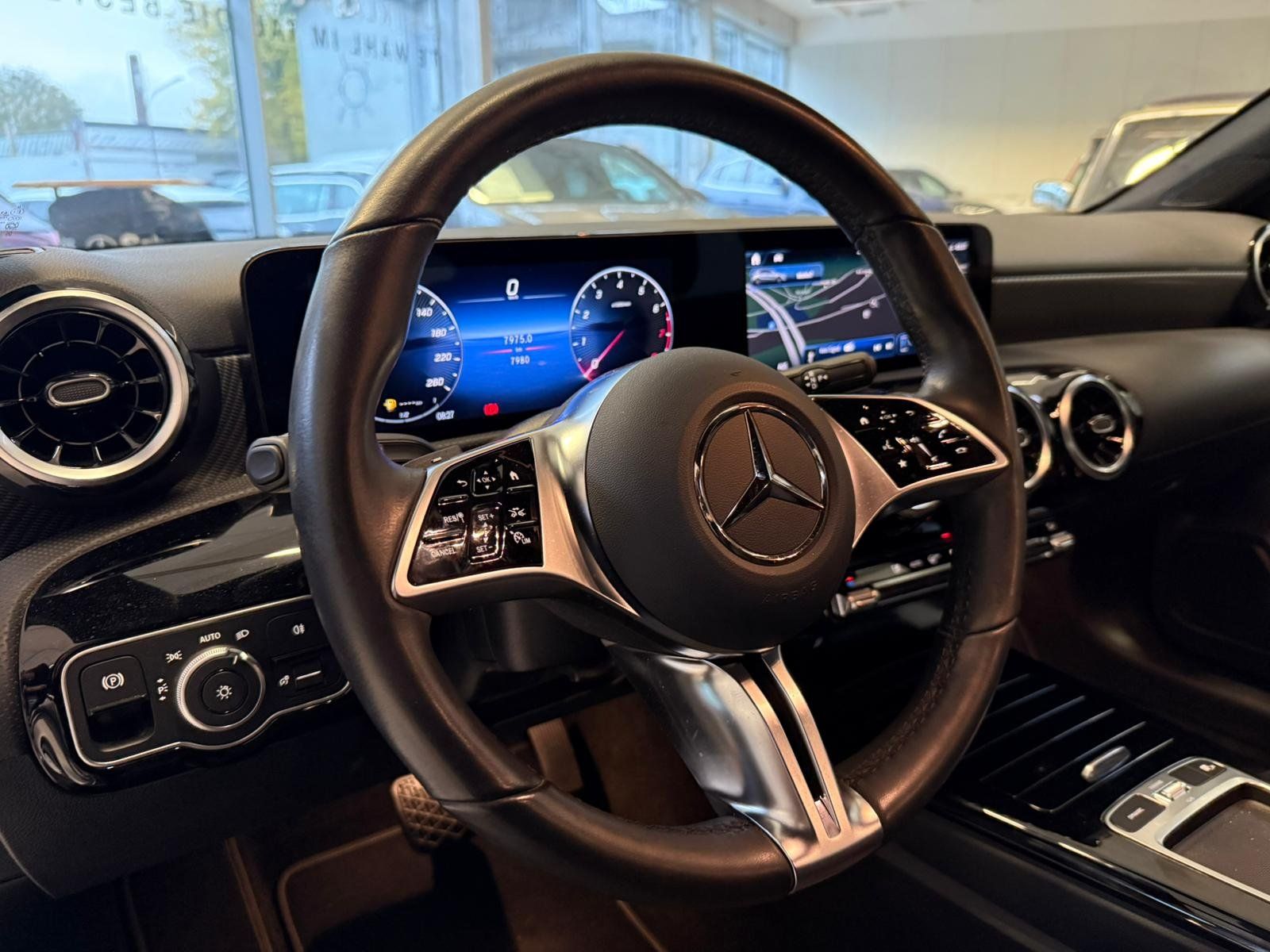 Fahrzeugabbildung Mercedes-Benz A 180 Kompaktlimousine PROGRESSIVE ADV.+VOLLDIGI