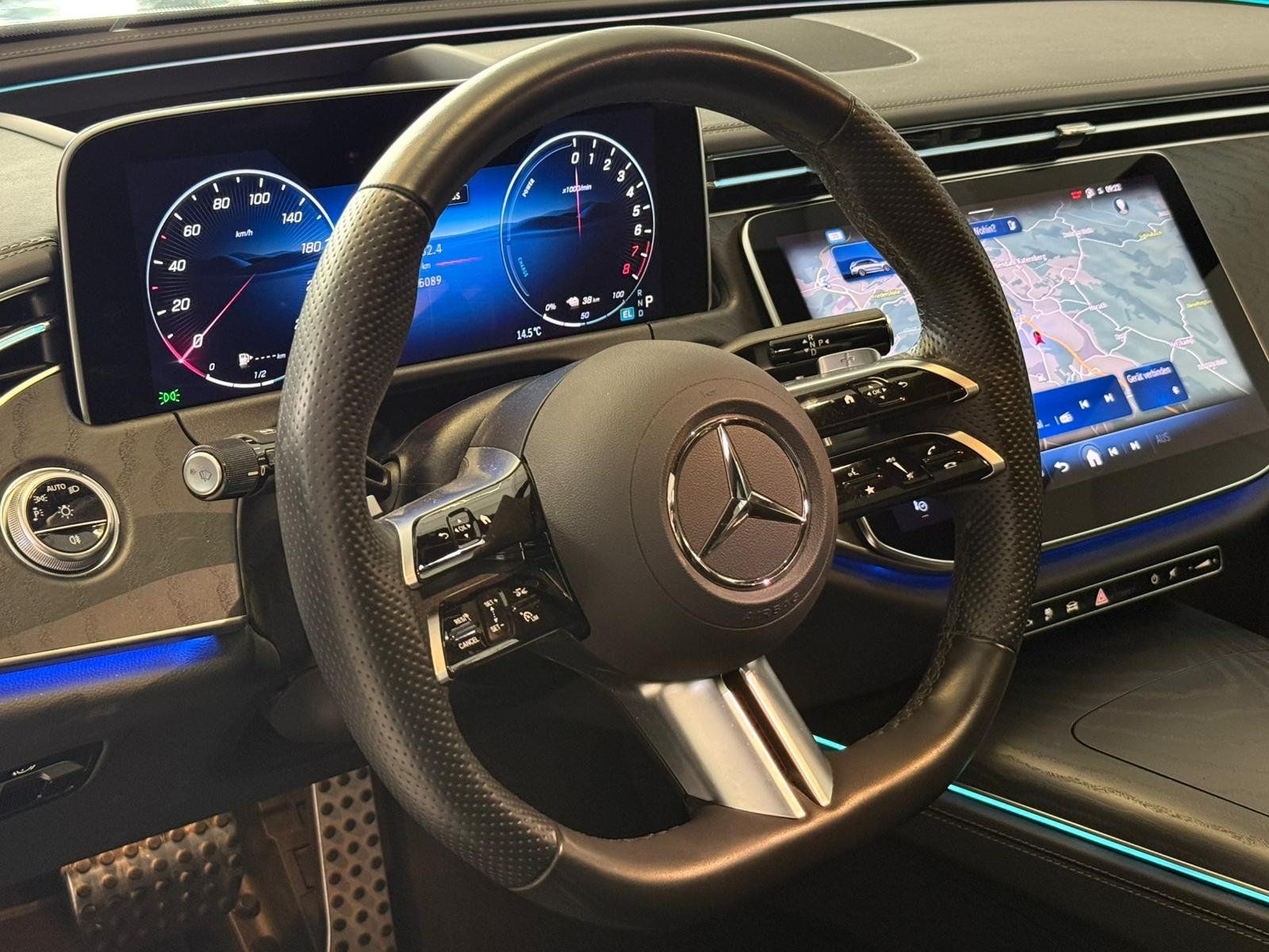 Fahrzeugabbildung Mercedes-Benz E 300e T AMG+PANO+DISTR+HUD+AHK+BURM4D+DIGITAL