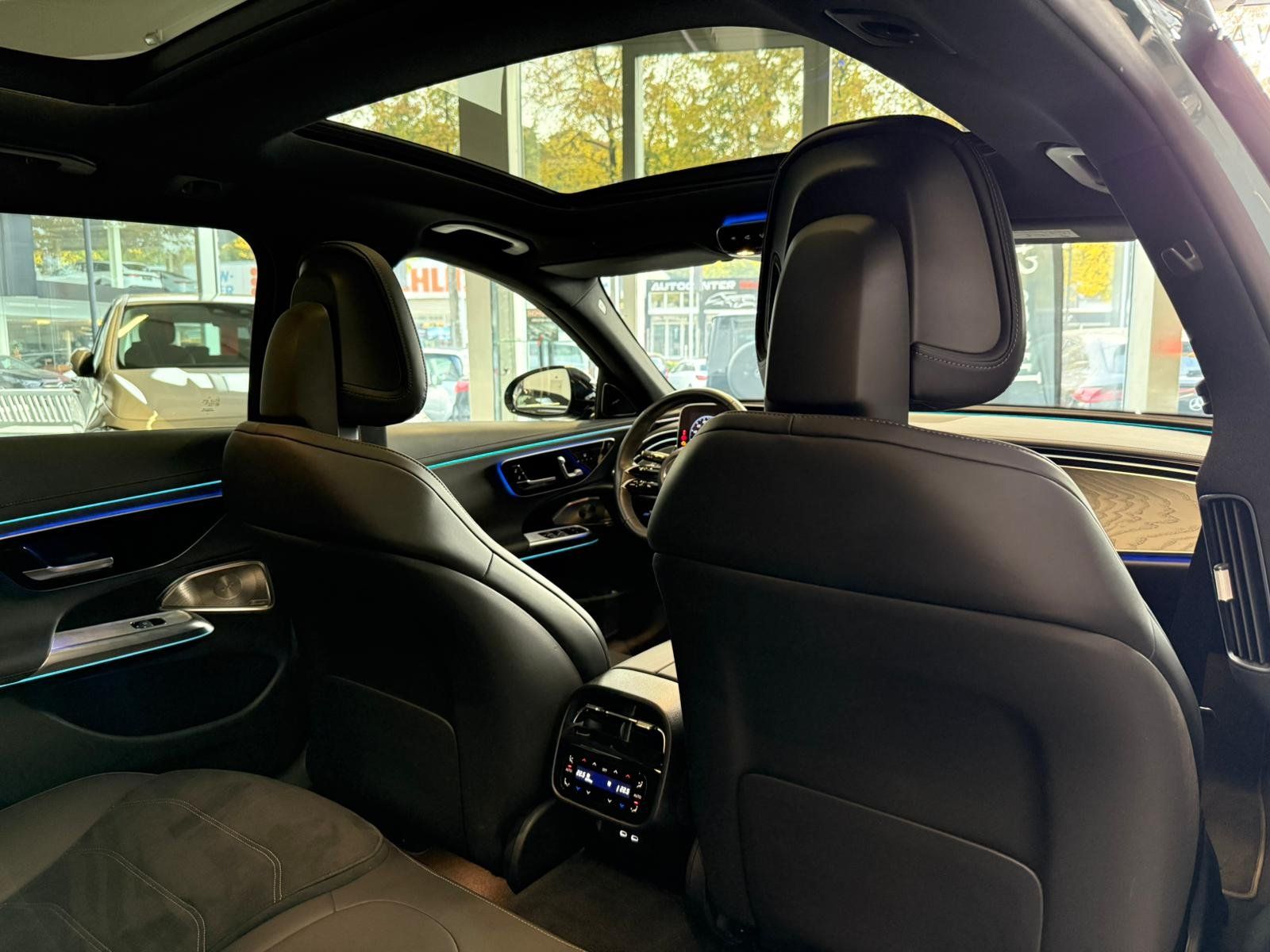 Fahrzeugabbildung Mercedes-Benz E 300e T AMG+PANO+DISTR+HUD+AHK+BURM4D+DIGITAL