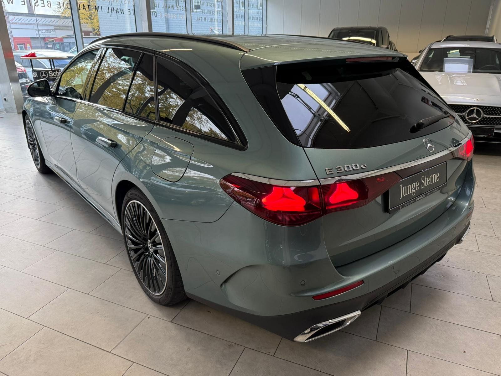 Fahrzeugabbildung Mercedes-Benz E 300e T AMG+PANO+DISTR+HUD+AHK+BURM4D+DIGITAL