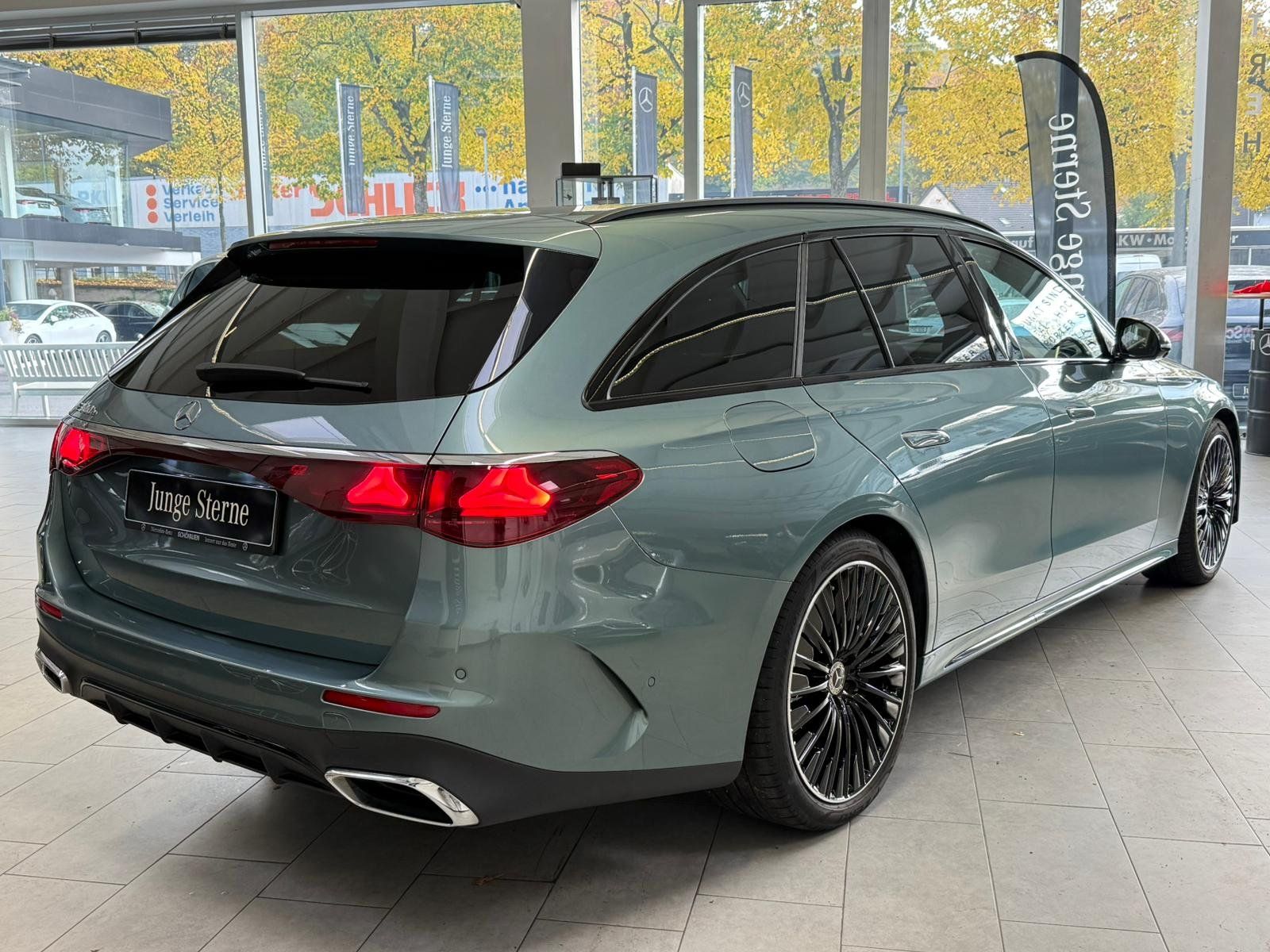 Fahrzeugabbildung Mercedes-Benz E 300e T AMG+PANO+DISTR+HUD+AHK+BURM4D+DIGITAL