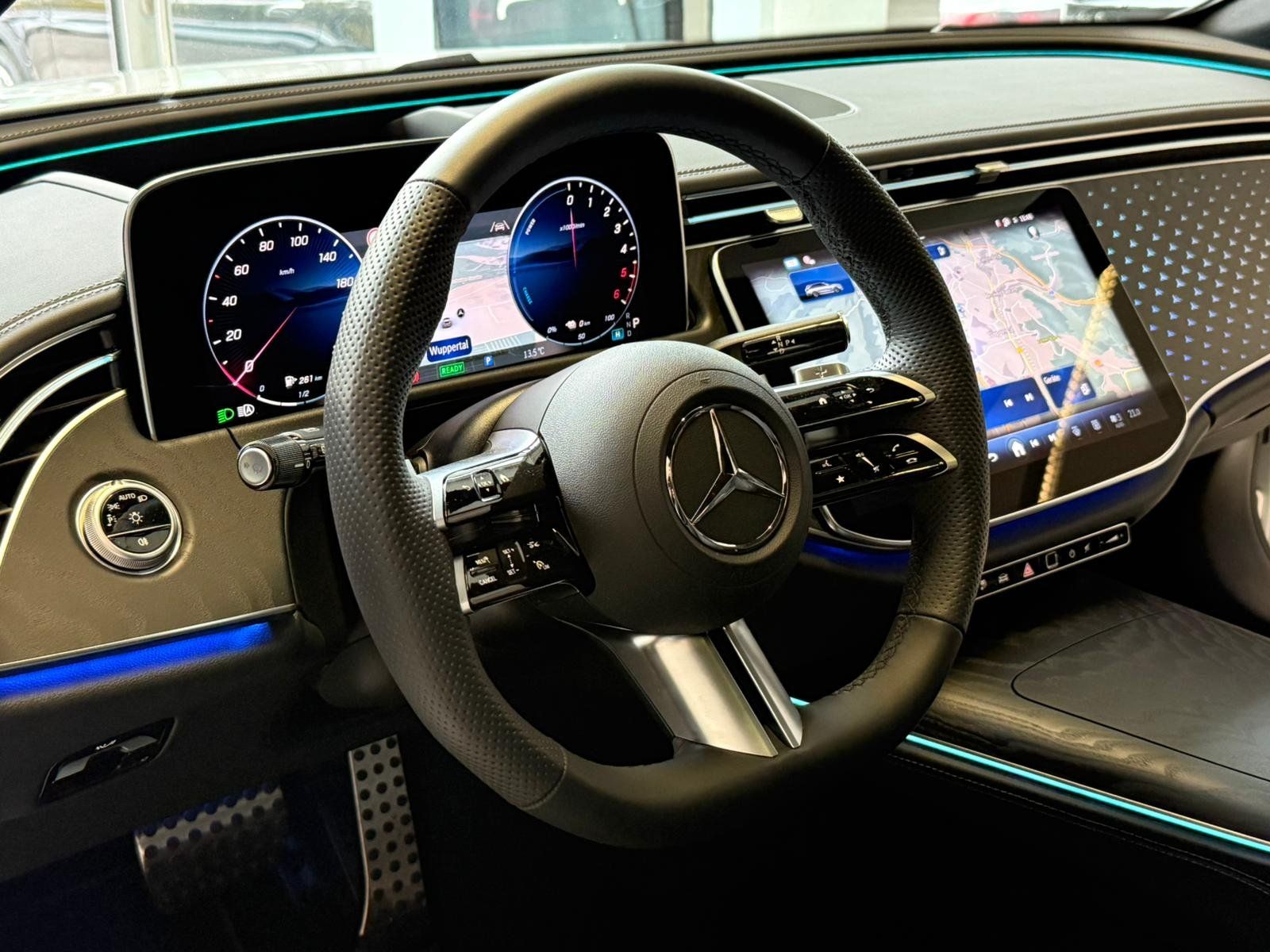 Fahrzeugabbildung Mercedes-Benz E 300 de T AMG PREMIUM PLUS+NAPPA+HUD+AIRMATIC