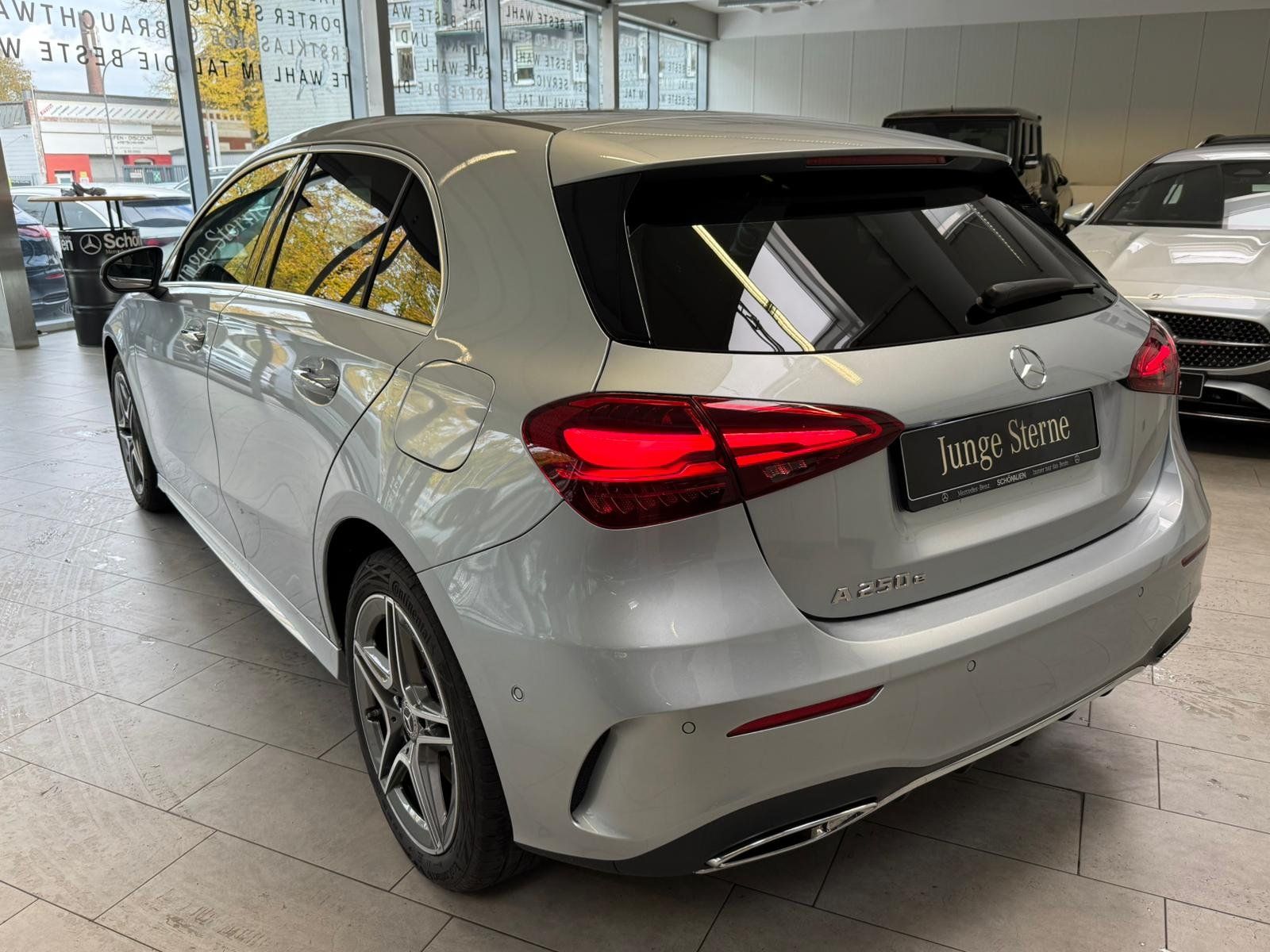 Fahrzeugabbildung Mercedes-Benz A 250e AMG+KAMERA+KEYLESS+TOTW+LED+AMBIENTE+DAB