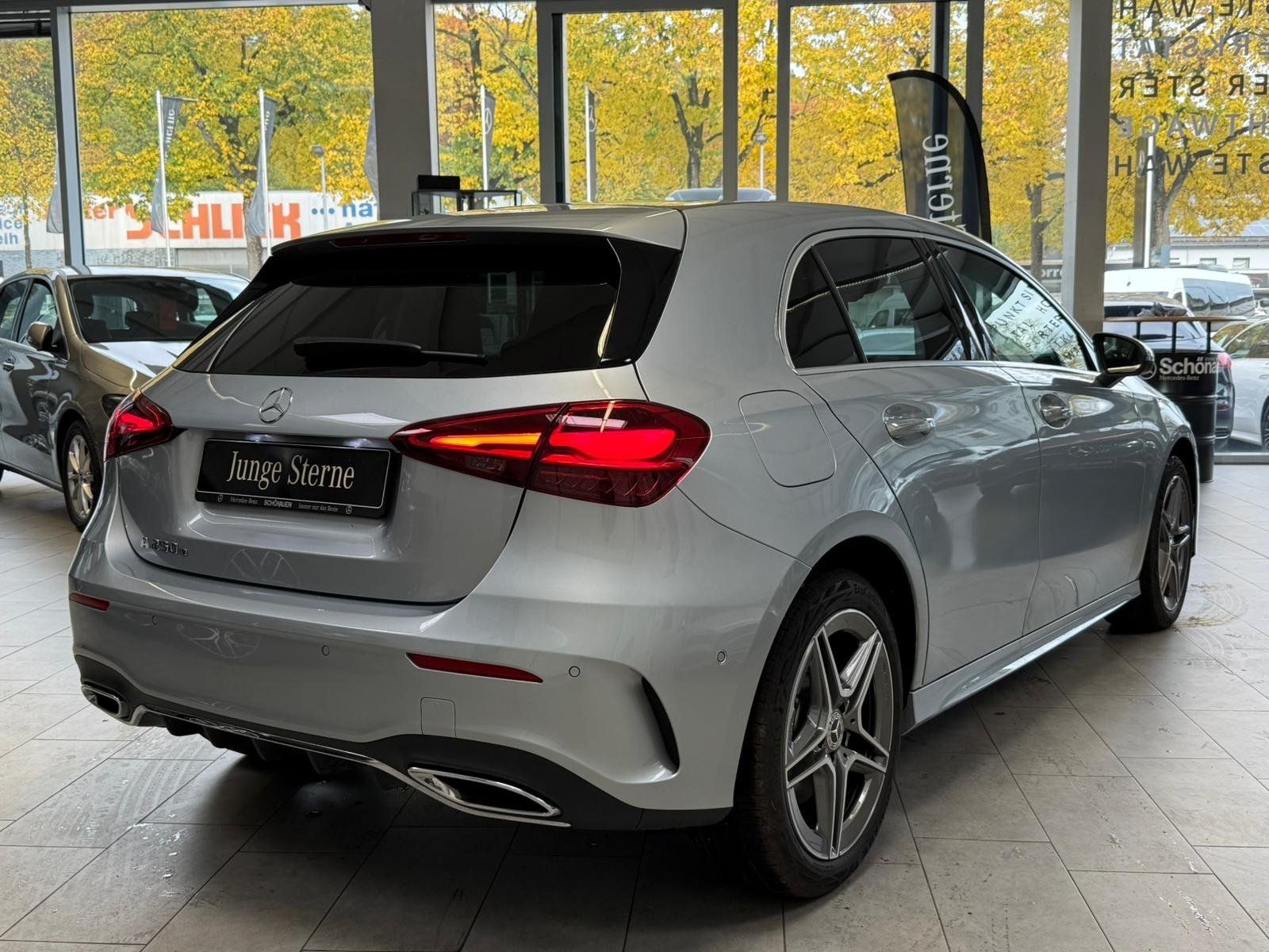 Fahrzeugabbildung Mercedes-Benz A 250e AMG+KAMERA+KEYLESS+TOTW+LED+AMBIENTE+DAB