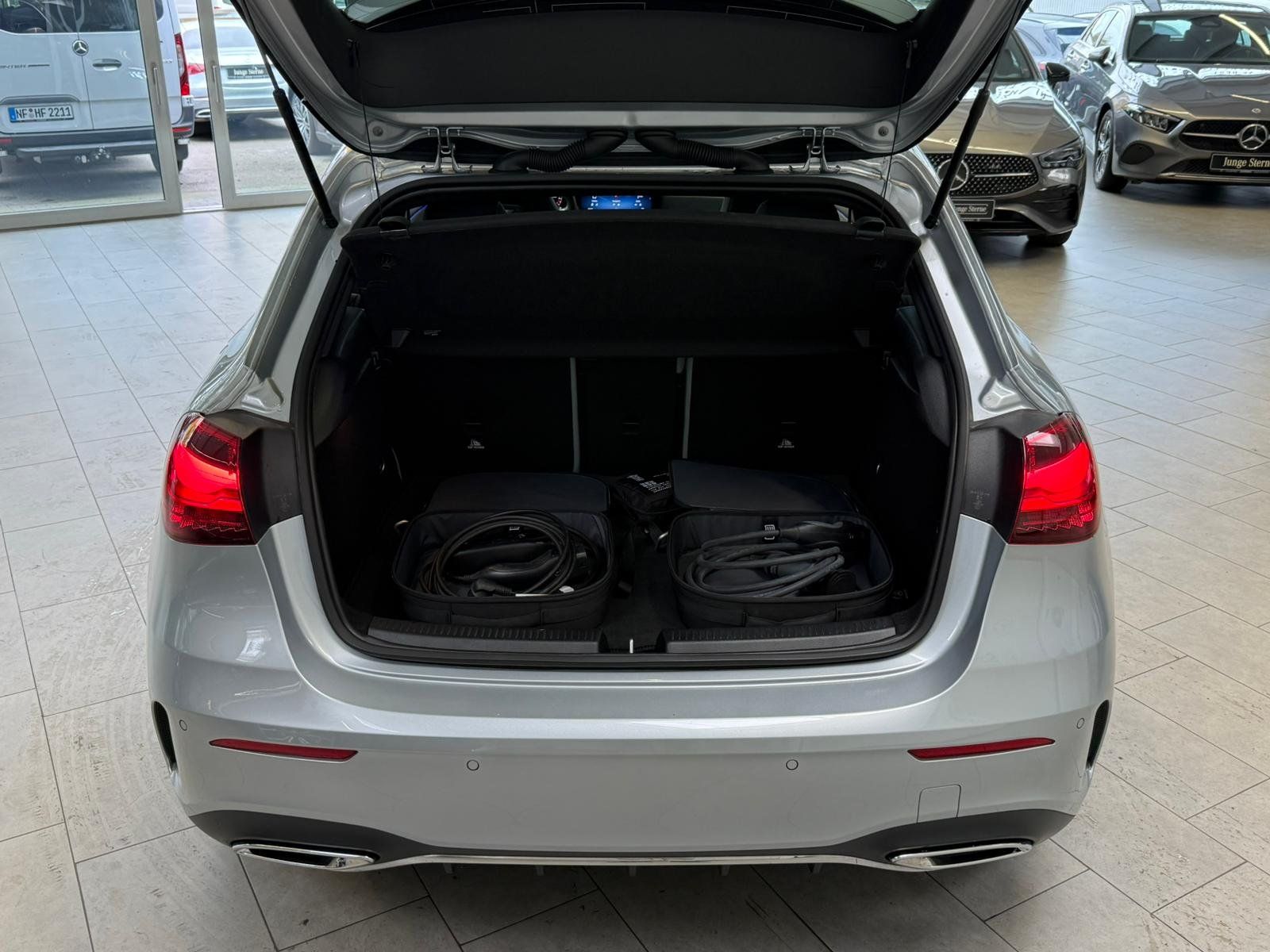 Fahrzeugabbildung Mercedes-Benz A 250e AMG+KAMERA+KEYLESS+TOTW+LED+AMBIENTE+DAB