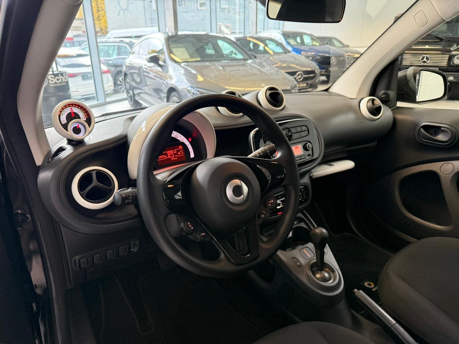 Fahrzeugabbildung Smart EQ fortwo Klimaautomatik+Allwetter+Einparkhilfe