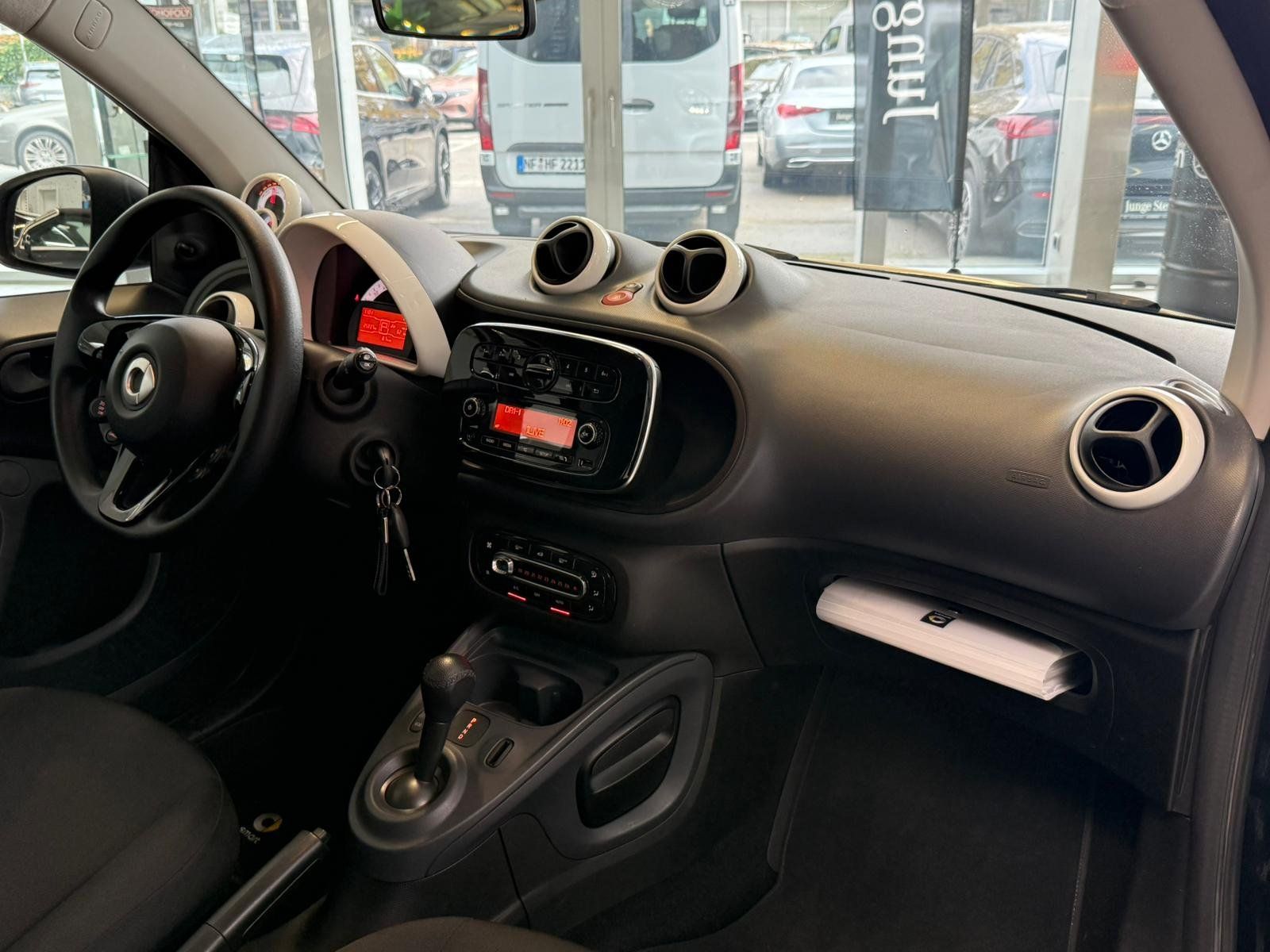 Fahrzeugabbildung Smart EQ fortwo Klimaautomatik+Allwetter+Einparkhilfe