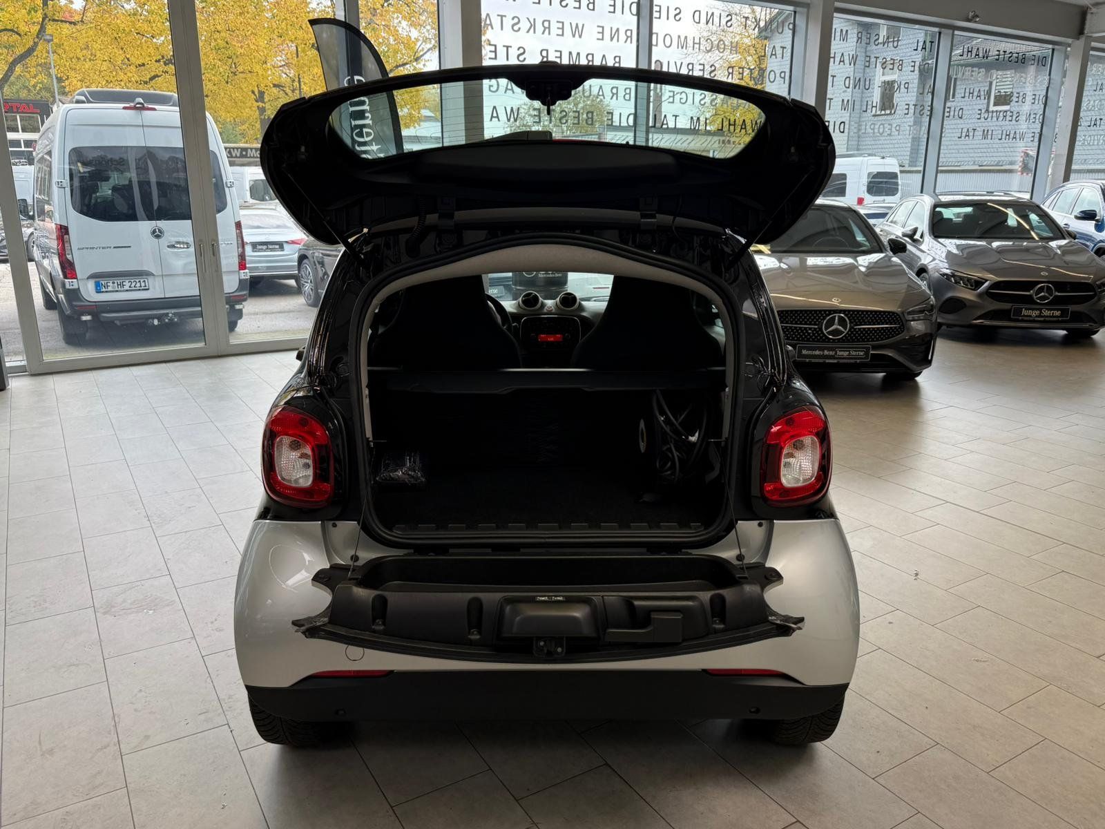 Fahrzeugabbildung Smart EQ fortwo Klimaautomatik+Allwetter+Einparkhilfe