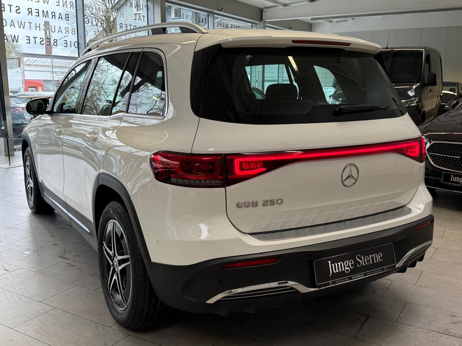 Fahrzeugabbildung Mercedes-Benz EQB 250 AMG+KAMERA+LED+TOTW+CARPLAY+DAB+NAVI