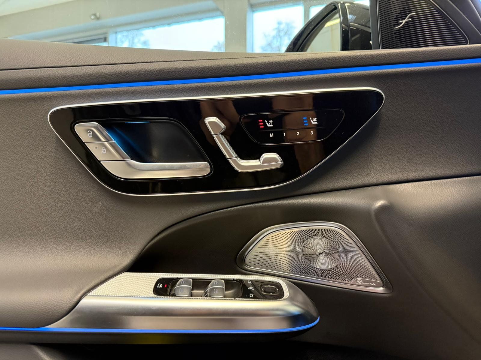 Fahrzeugabbildung Mercedes-Benz E 220d 4M AIRMATIC+DISTR+BURM4D+STDHZ+AHK+MEMORY