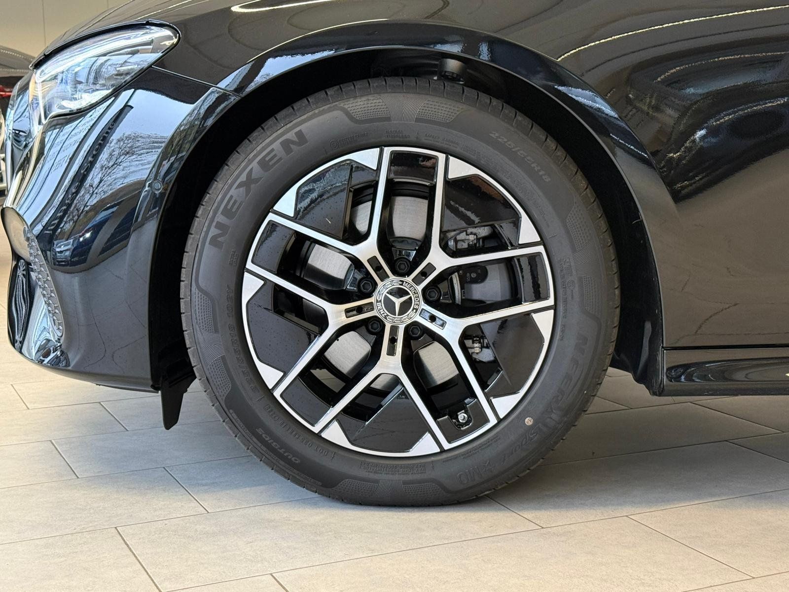 Fahrzeugabbildung Mercedes-Benz E 220d 4M AIRMATIC+DISTR+BURM4D+STDHZ+AHK+MEMORY