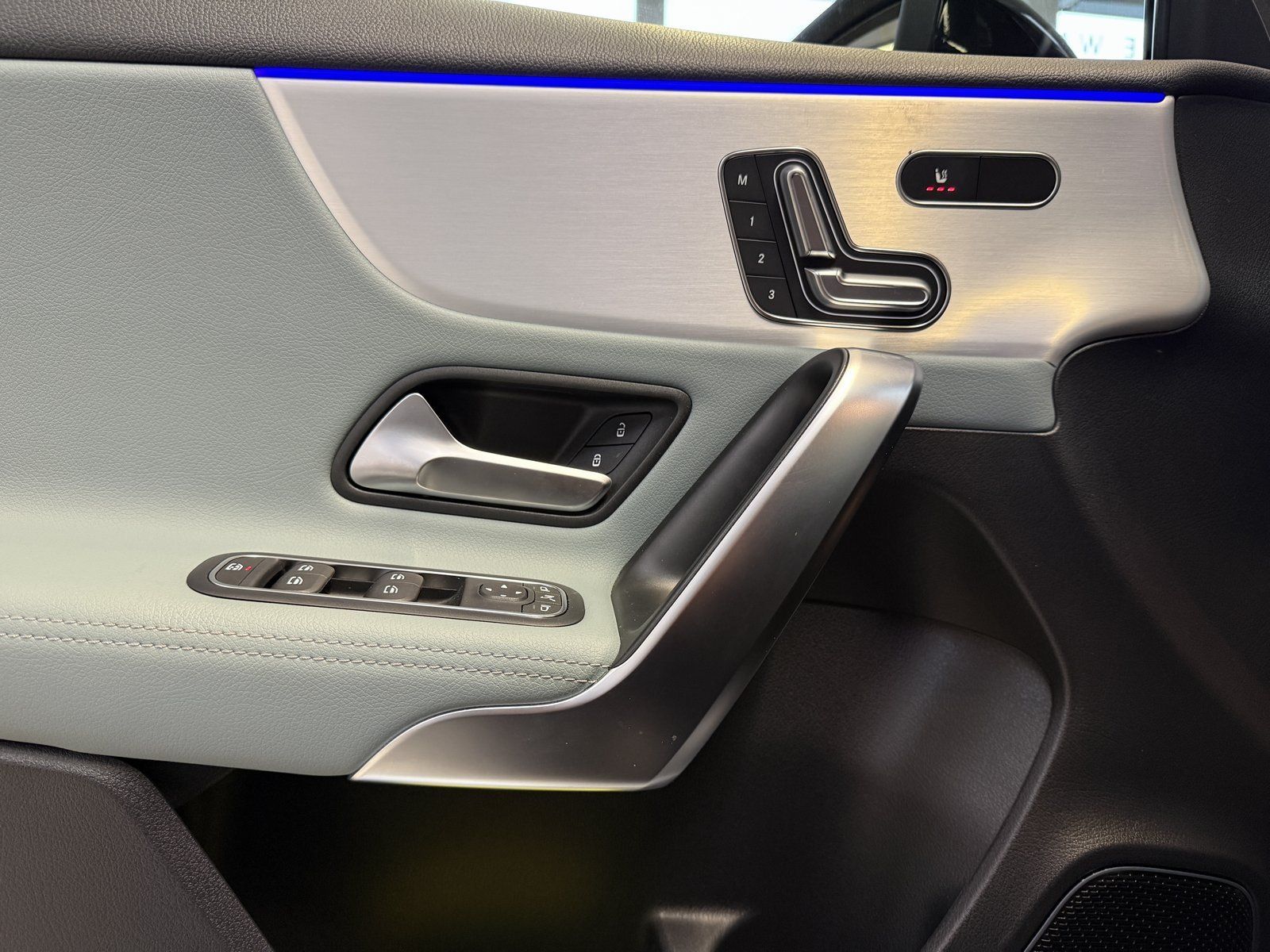 Fahrzeugabbildung Mercedes-Benz A 220d AMG+DISTR+STDHZ+HUD+PANO+MBEAM+NIGHT+360°