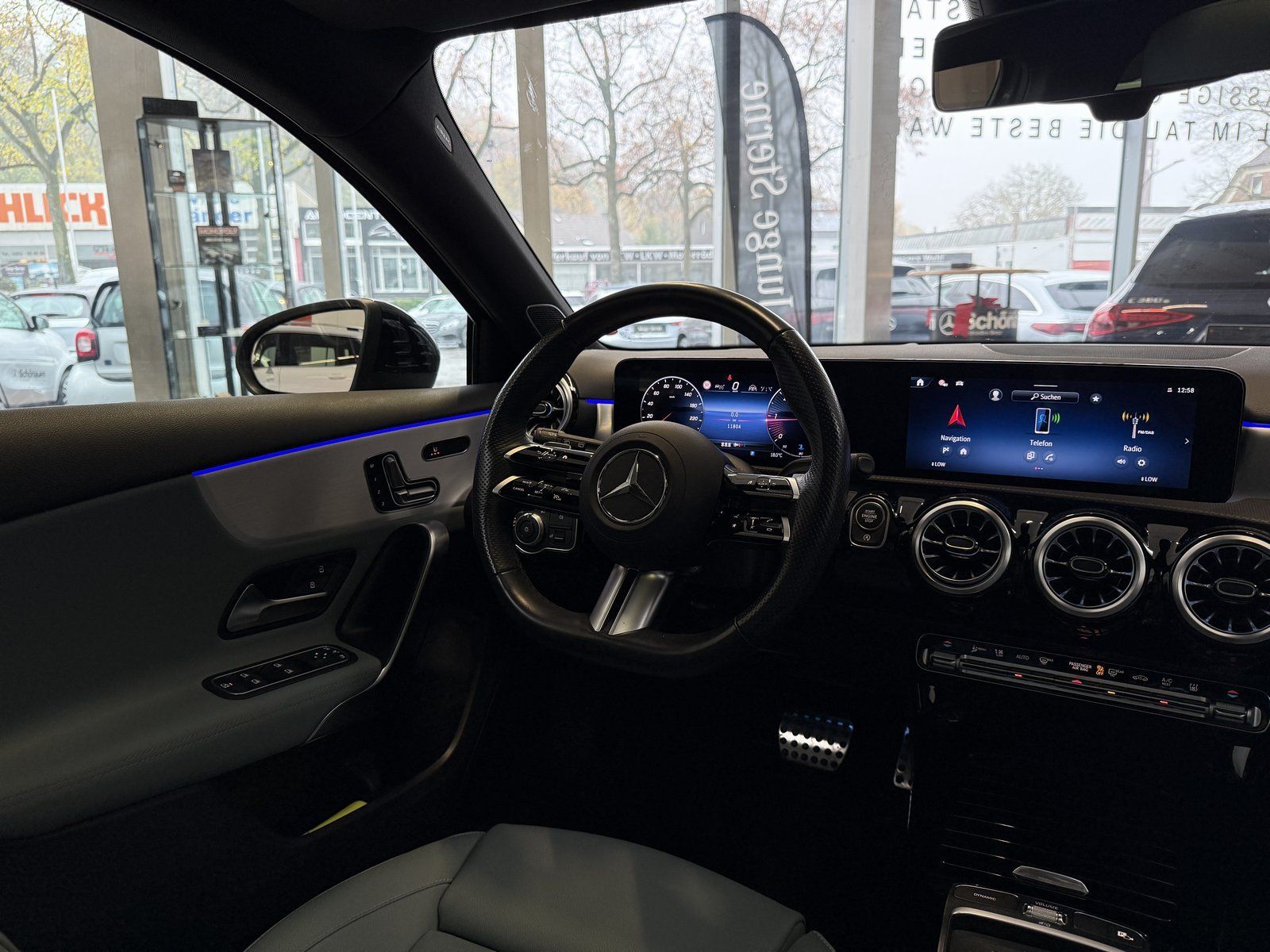 Fahrzeugabbildung Mercedes-Benz A 220d AMG+DISTR+STDHZ+HUD+PANO+MBEAM+NIGHT+360°