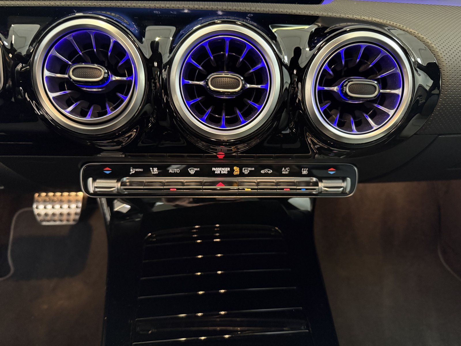 Fahrzeugabbildung Mercedes-Benz A 220d AMG+DISTR+STDHZ+HUD+PANO+MBEAM+NIGHT+360°