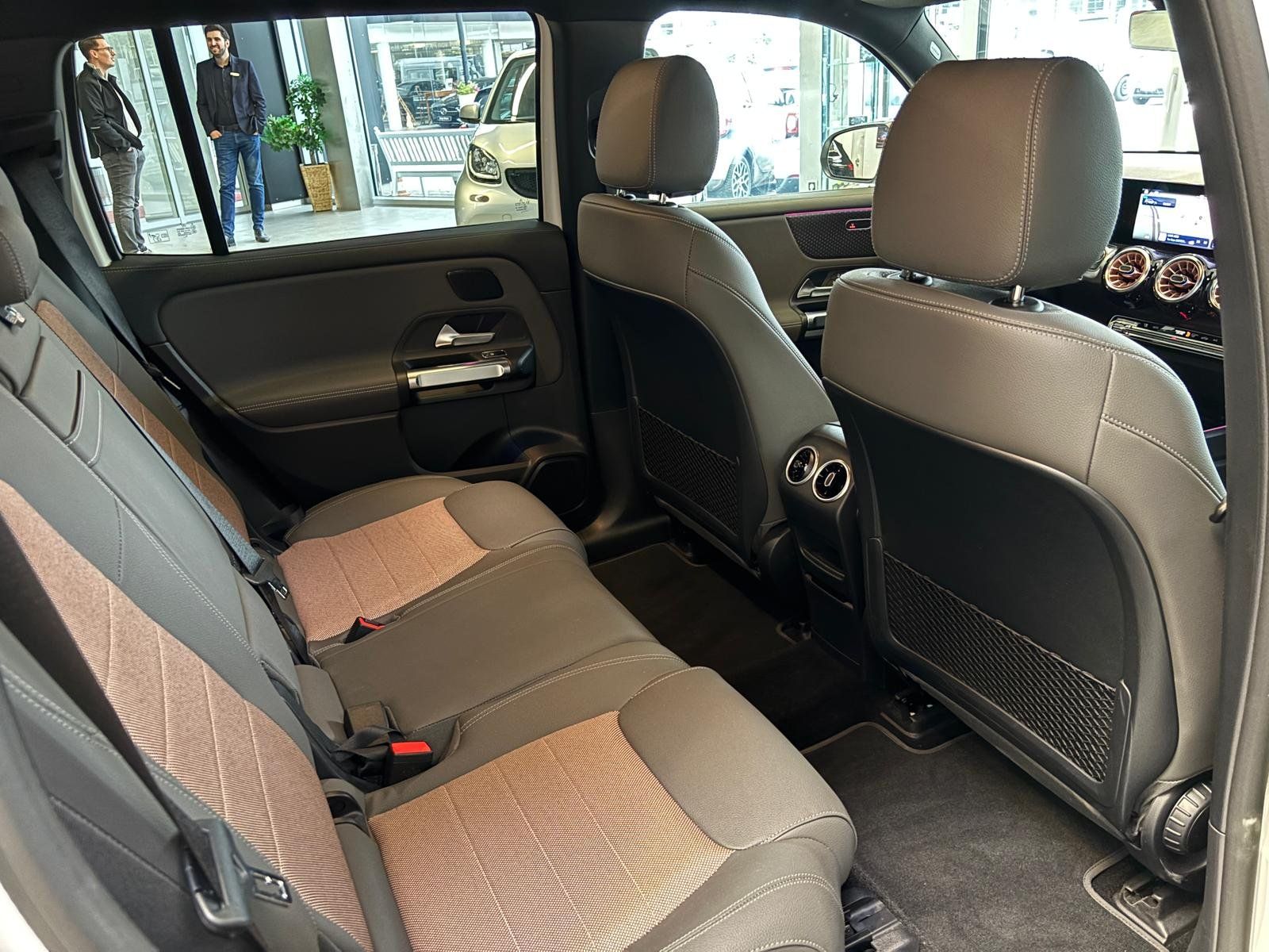 Fahrzeugabbildung Mercedes-Benz EQB 300 4M DISTR+NIGHT+KEYLESS+KAMERA+LED+TOTW.