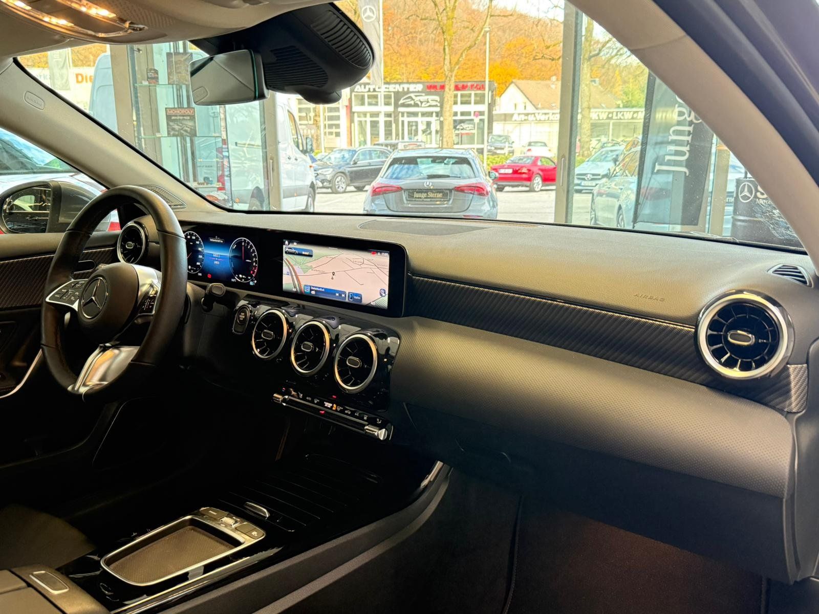 Fahrzeugabbildung Mercedes-Benz A 250 e BURMESTER+18"+AC11KW+PRIVACY+WINTER