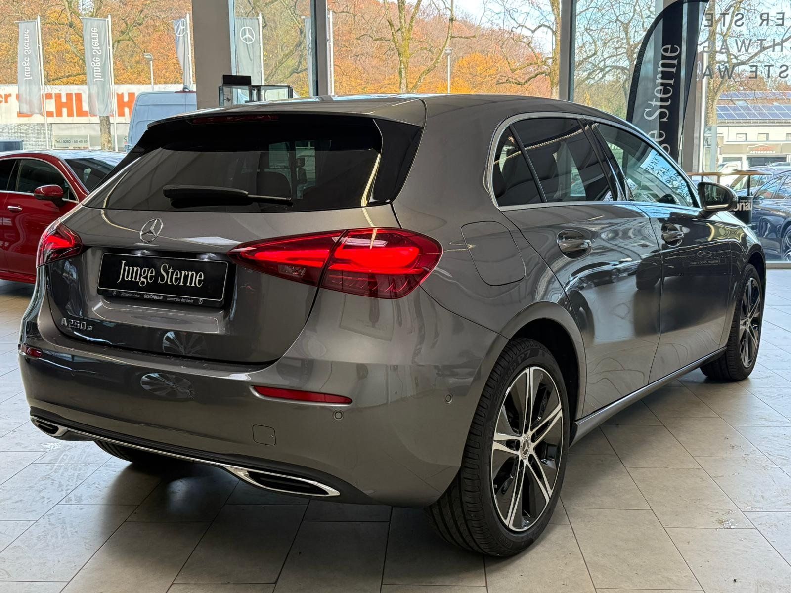 Fahrzeugabbildung Mercedes-Benz A 250 e BURMESTER+18"+AC11KW+PRIVACY+WINTER