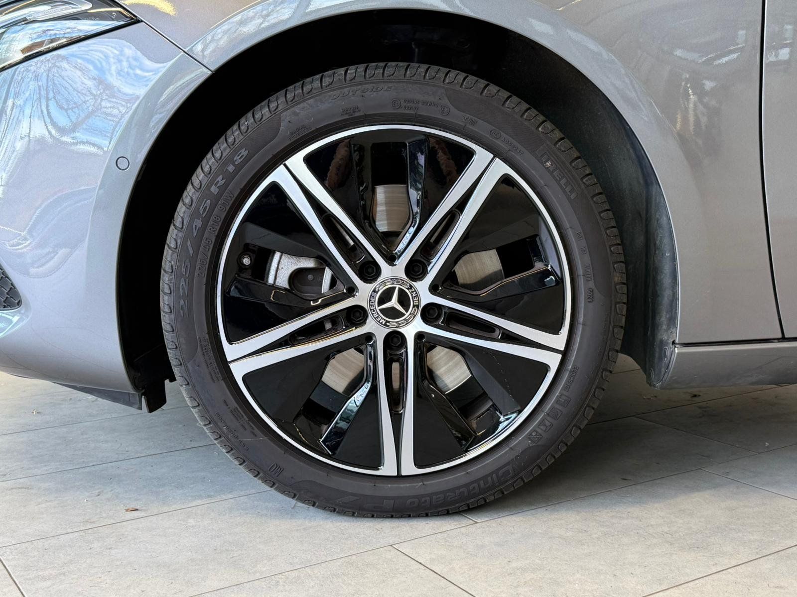 Fahrzeugabbildung Mercedes-Benz A 250 e BURMESTER+18"+AC11KW+PRIVACY+WINTER