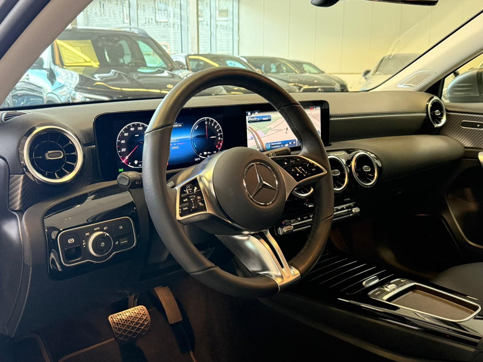 Fahrzeugabbildung Mercedes-Benz A 250 e BURMESTER+18"+AC11KW+PRIVACY+WINTER