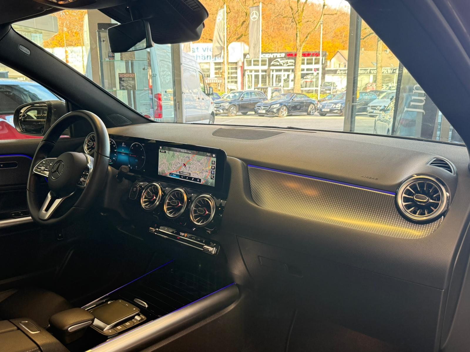 Fahrzeugabbildung Mercedes-Benz EQA 300 4MATIC ADVANCED+MBUX AUGMENTED+CARPLAY