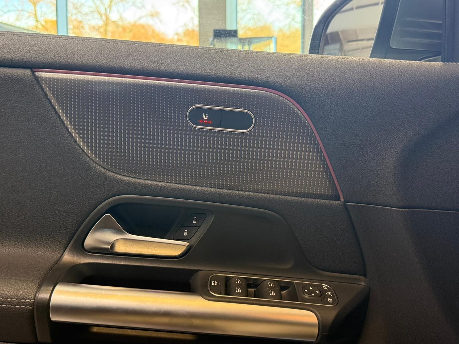 Fahrzeugabbildung Mercedes-Benz EQA 300 4MATIC ADVANCED+MBUX AUGMENTED+CARPLAY