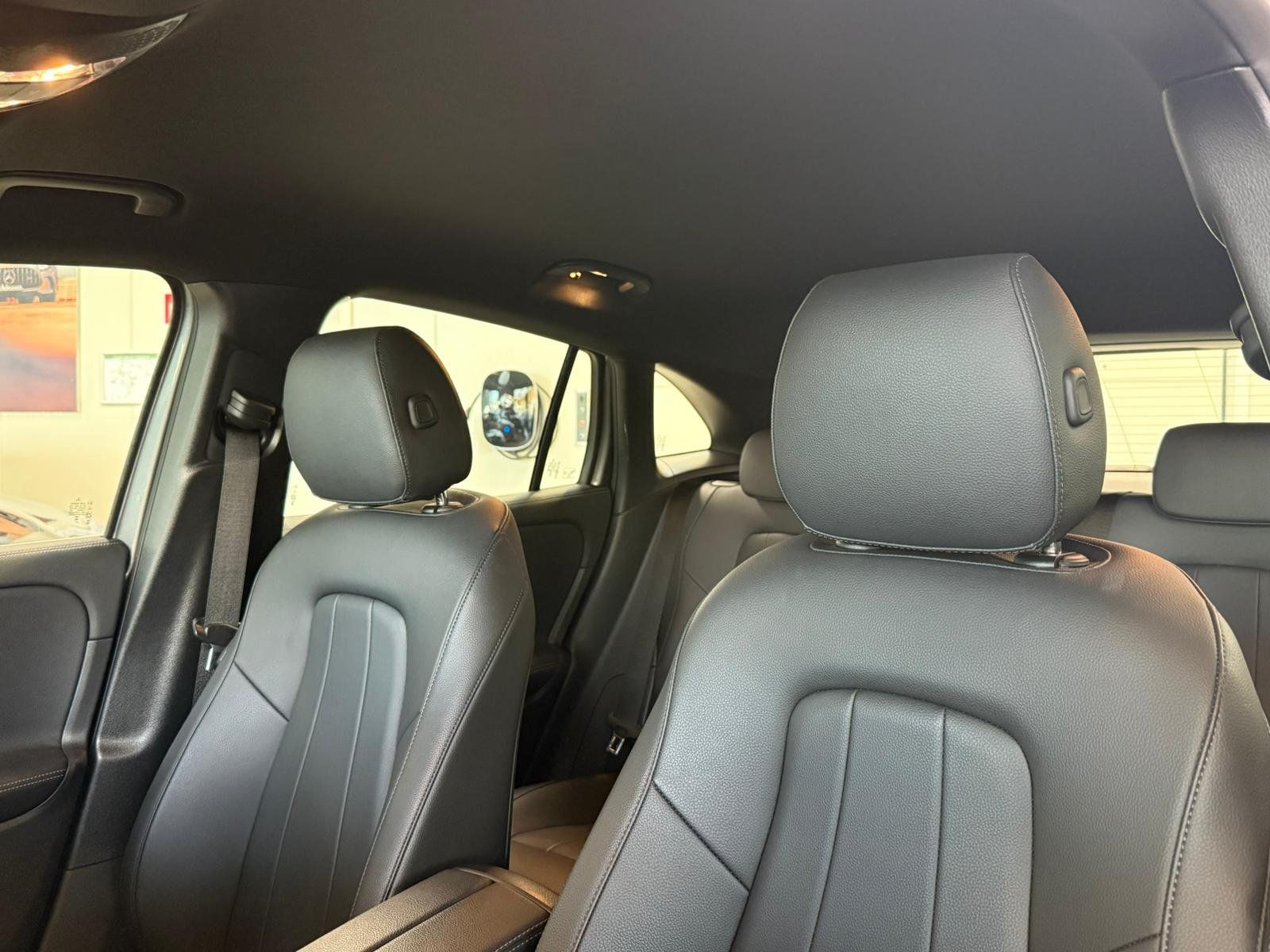 Fahrzeugabbildung Mercedes-Benz EQA 300 4MATIC ADVANCED+MBUX AUGMENTED+CARPLAY