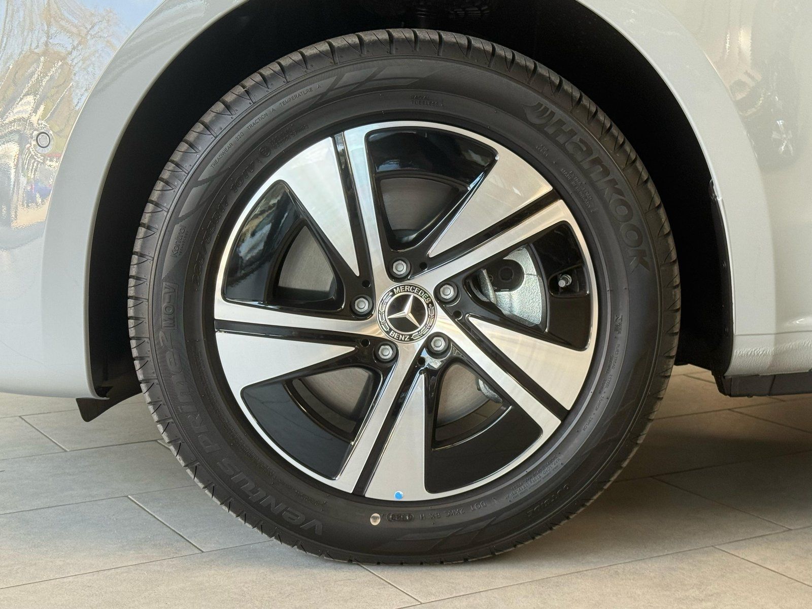 Fahrzeugabbildung Mercedes-Benz V 220d Lang DISTR+AHK+STDHZ+THERMO+TOTW+CARPLAY