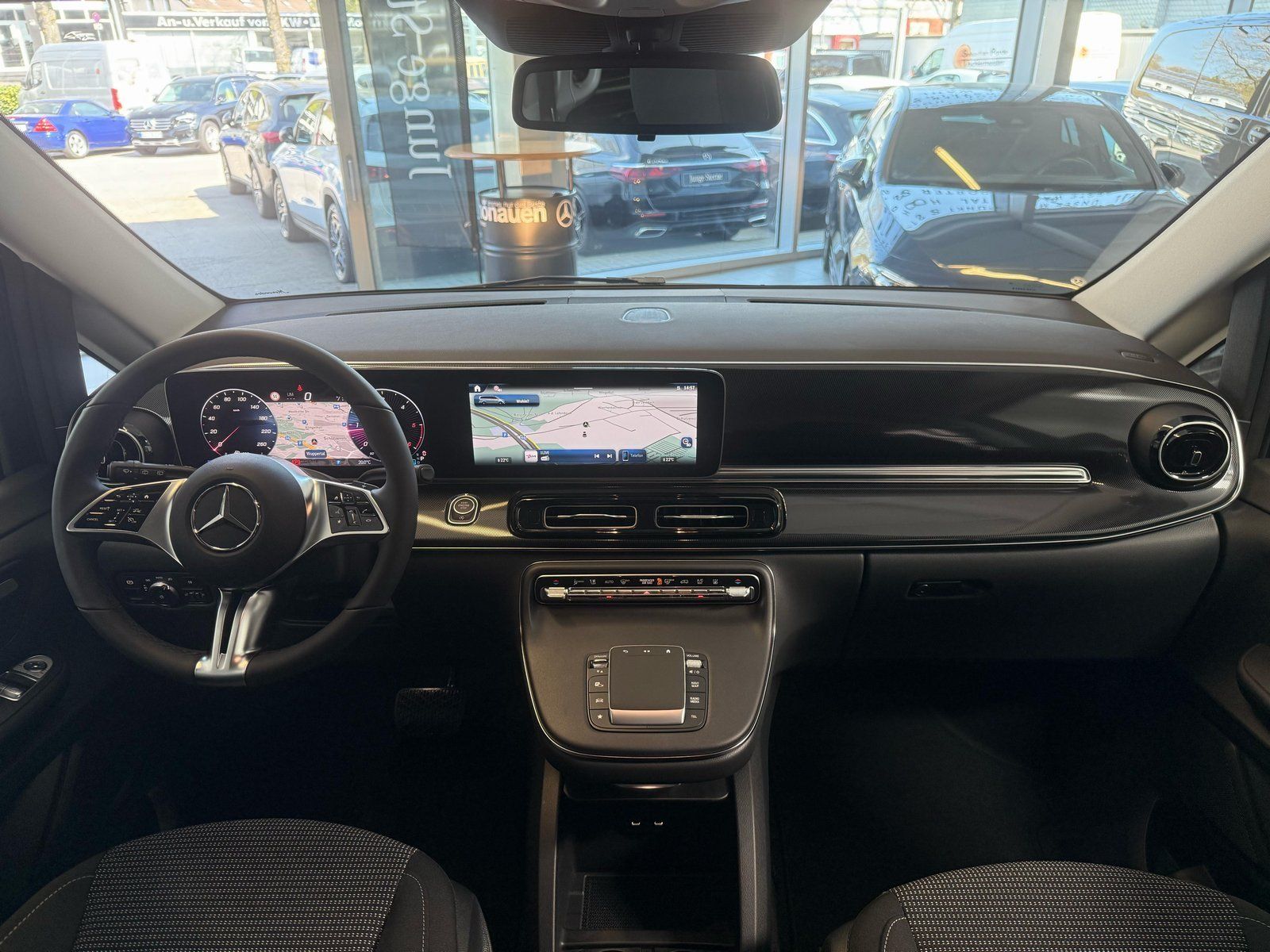 Fahrzeugabbildung Mercedes-Benz V 220d Lang DISTR+AHK+STDHZ+THERMO+TOTW+CARPLAY