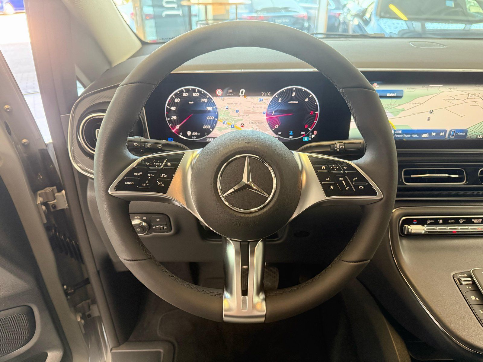Fahrzeugabbildung Mercedes-Benz V 220d Lang DISTR+AHK+STDHZ+THERMO+TOTW+CARPLAY
