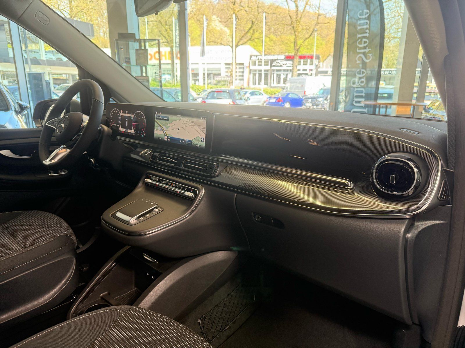 Fahrzeugabbildung Mercedes-Benz V 220d Lang DISTR+AHK+STDHZ+THERMO+TOTW+CARPLAY