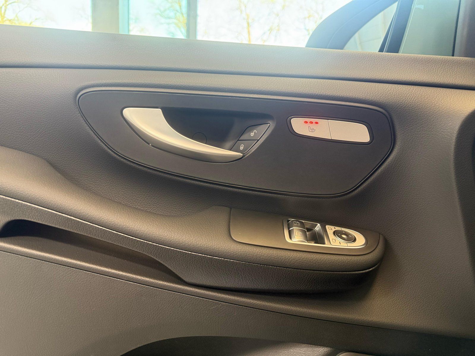 Fahrzeugabbildung Mercedes-Benz V 220d Lang DISTR+AHK+STDHZ+THERMO+TOTW+CARPLAY