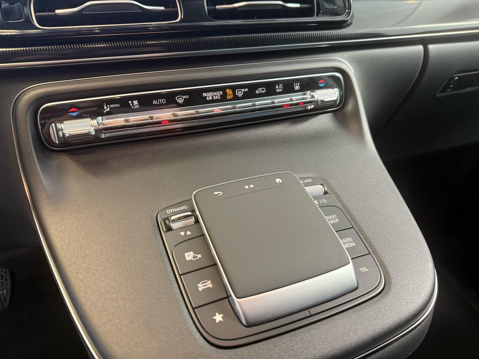 Fahrzeugabbildung Mercedes-Benz V 220d Lang DISTR+AHK+STDHZ+THERMO+TOTW+CARPLAY