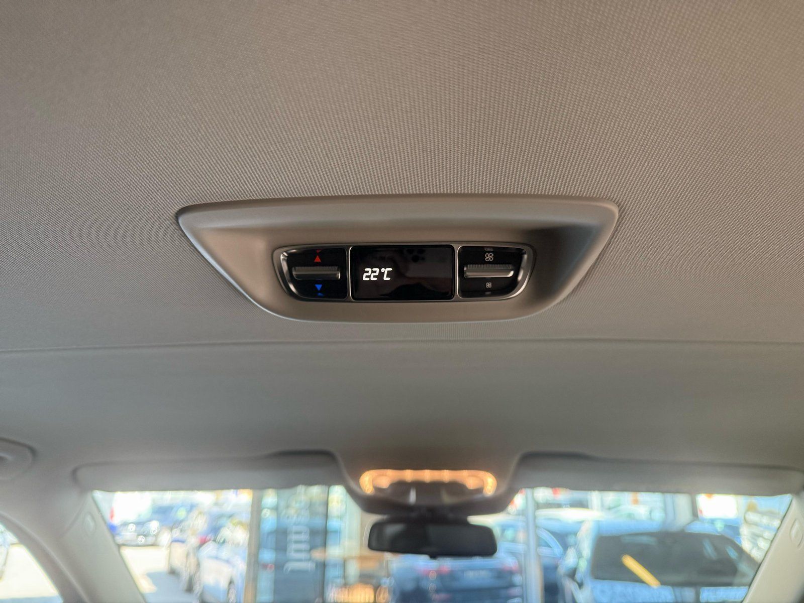 Fahrzeugabbildung Mercedes-Benz V 220d Lang DISTR+AHK+STDHZ+THERMO+TOTW+CARPLAY