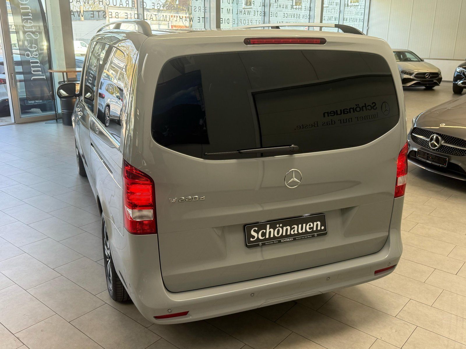 Fahrzeugabbildung Mercedes-Benz V 220d Lang DISTR+AHK+STDHZ+THERMO+TOTW+CARPLAY