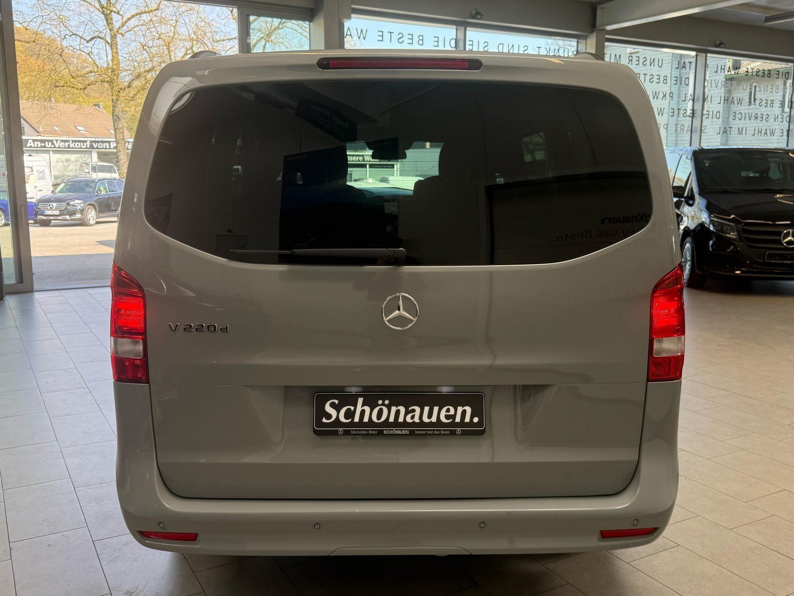 Fahrzeugabbildung Mercedes-Benz V 220d Lang DISTR+AHK+STDHZ+THERMO+TOTW+CARPLAY