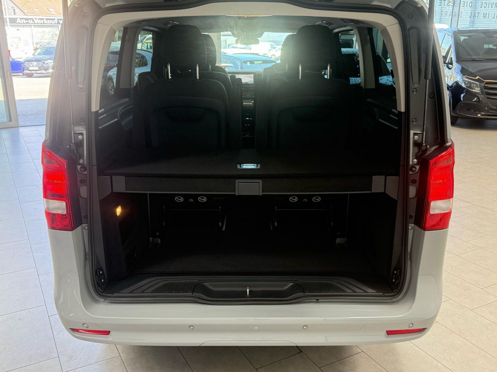 Fahrzeugabbildung Mercedes-Benz V 220d Lang DISTR+AHK+STDHZ+THERMO+TOTW+CARPLAY