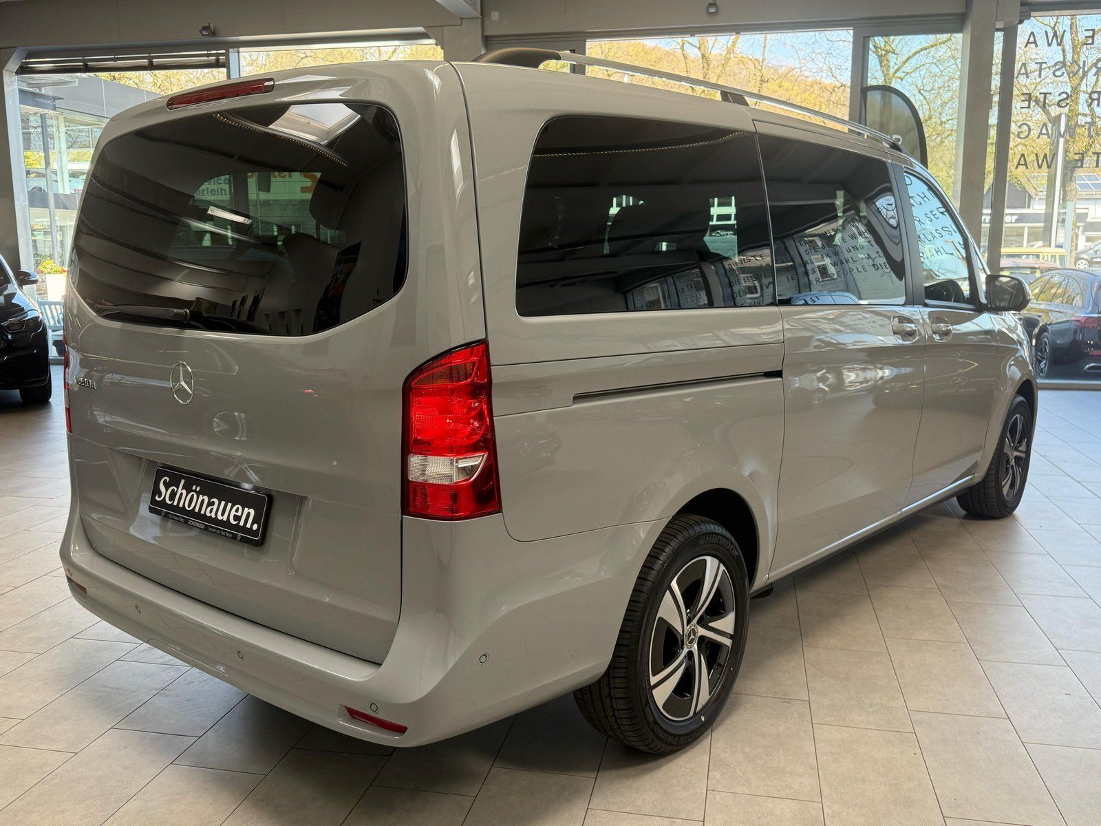 Fahrzeugabbildung Mercedes-Benz V 220d Lang DISTR+AHK+STDHZ+THERMO+TOTW+CARPLAY