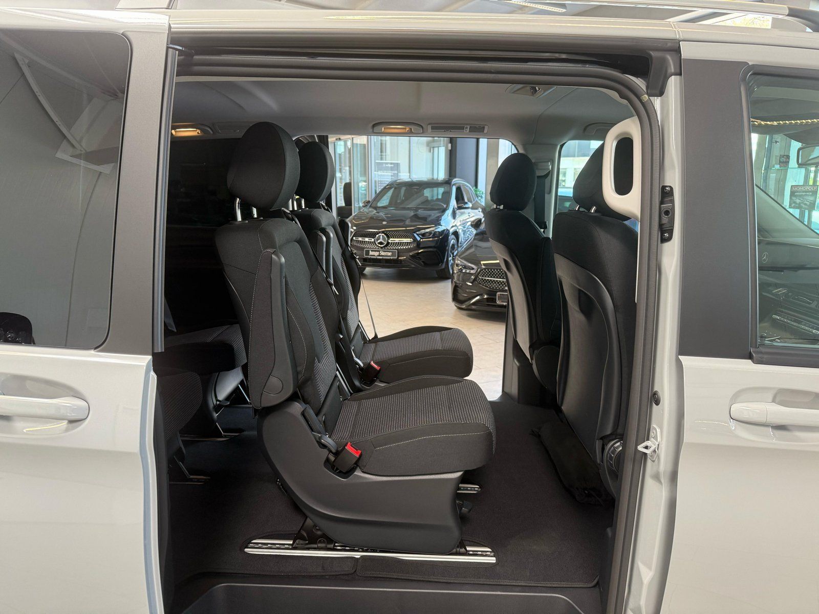 Fahrzeugabbildung Mercedes-Benz V 220d Lang DISTR+AHK+STDHZ+THERMO+TOTW+CARPLAY