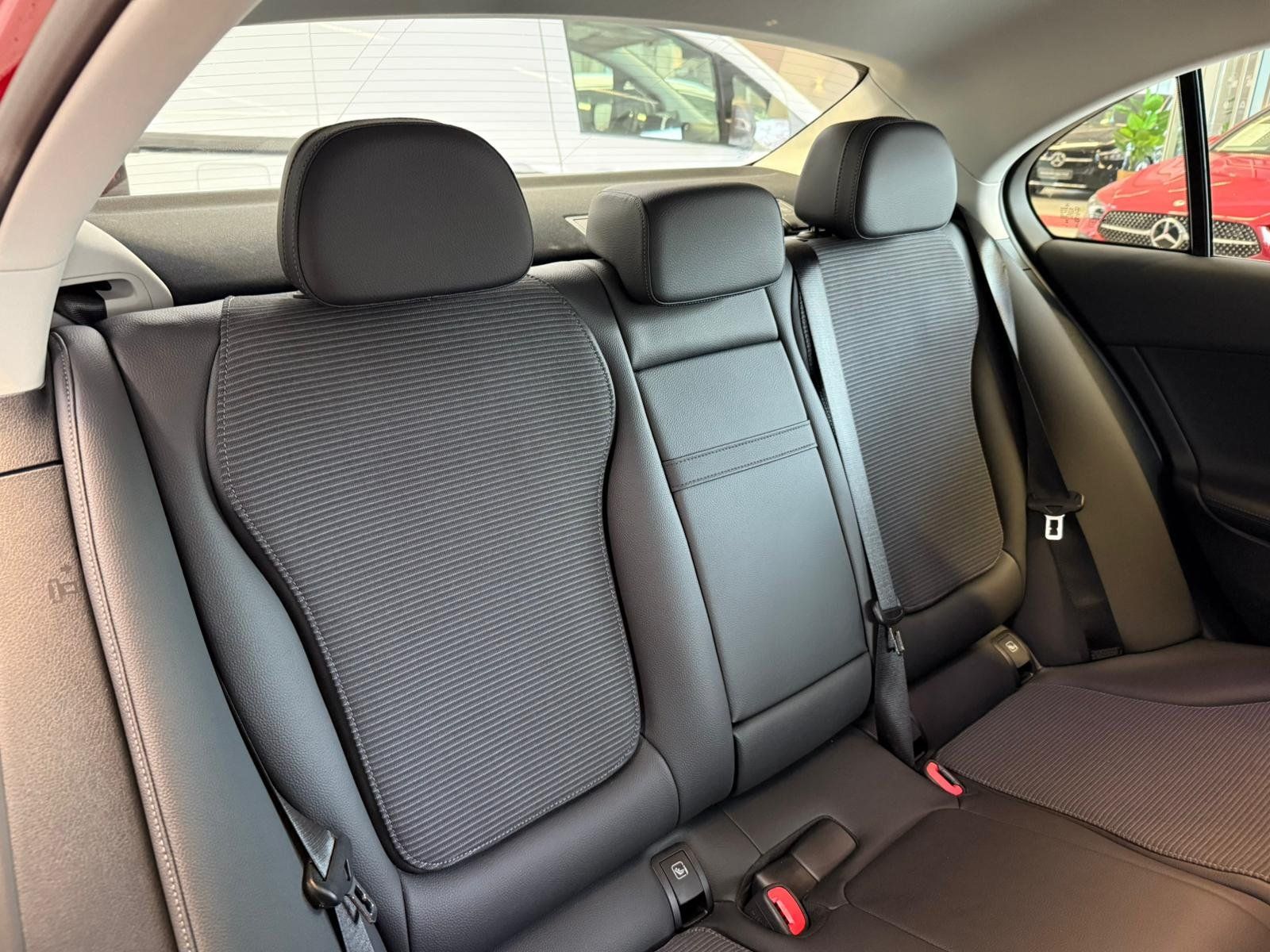 Fahrzeugabbildung Mercedes-Benz C 200 Avantgarde CARPLAY+360°+LED+TOTW+AMBIENTE