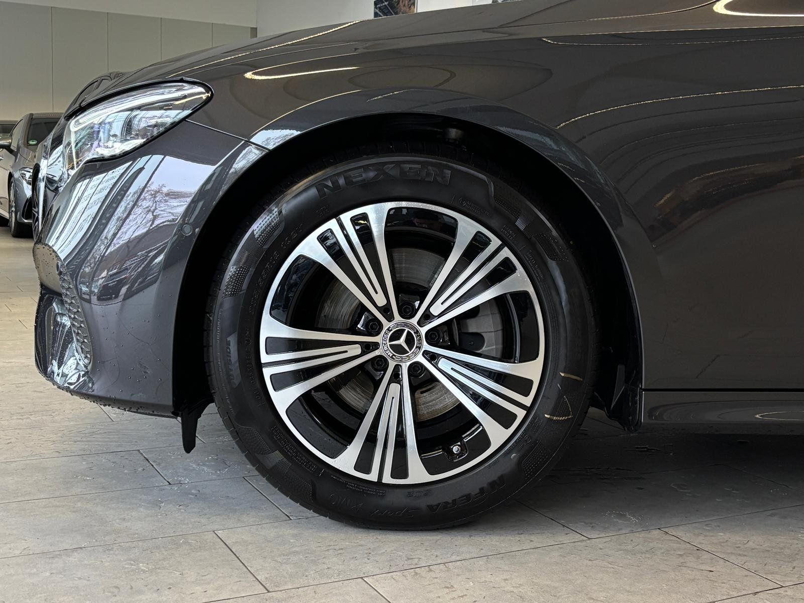 Fahrzeugabbildung Mercedes-Benz E 200 T Avantgarde DISTR+AHK+DIGITAL+MEMORY+360°