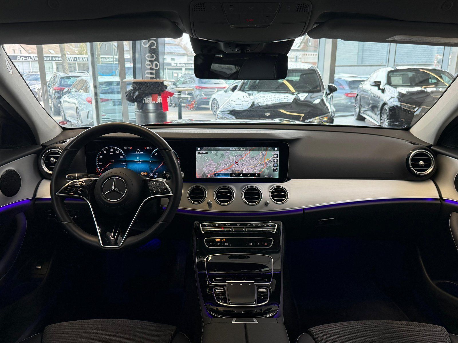 Fahrzeugabbildung Mercedes-Benz E 200d T MBEAM+AHK+STDHZ+HUD+DISTR+THERMO+KAMERA