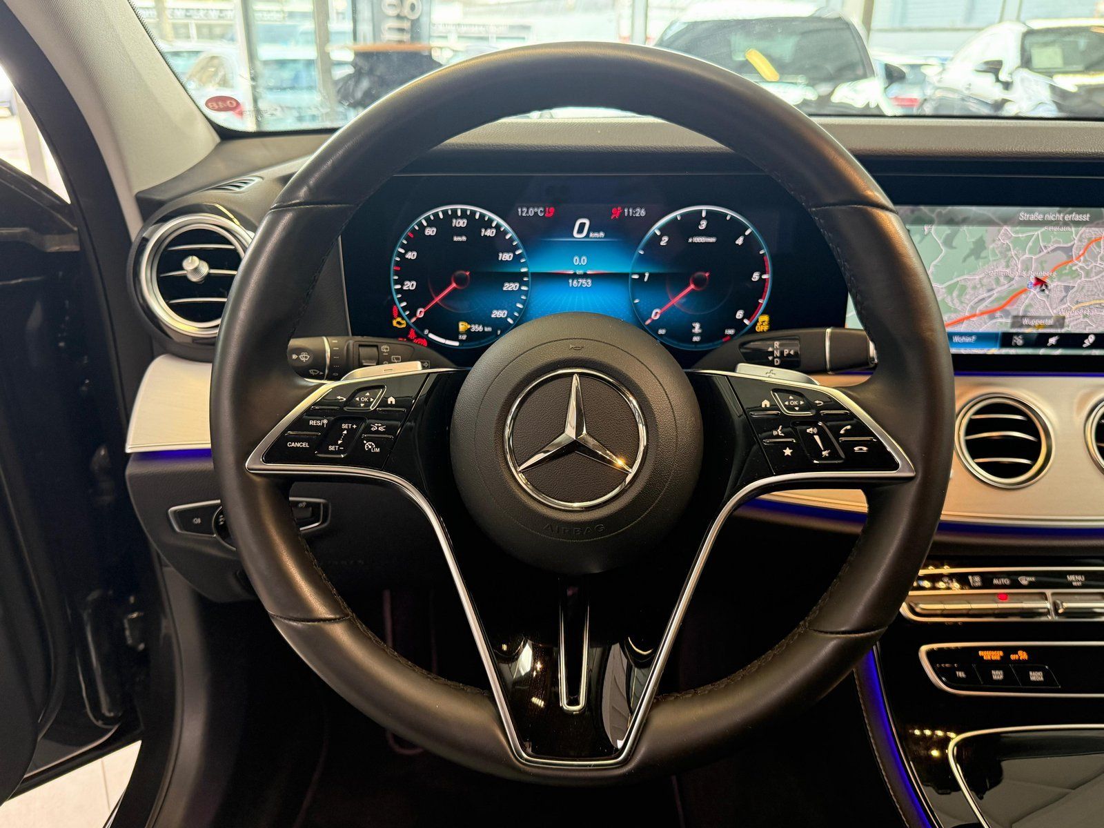 Fahrzeugabbildung Mercedes-Benz E 200d T MBEAM+AHK+STDHZ+HUD+DISTR+THERMO+KAMERA