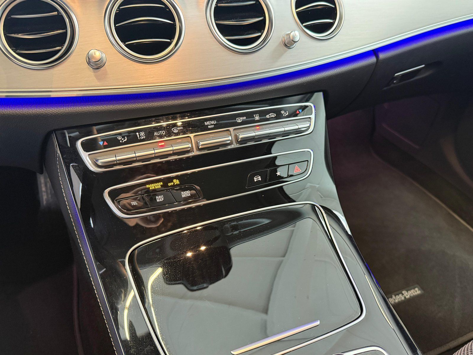 Fahrzeugabbildung Mercedes-Benz E 200d T MBEAM+AHK+STDHZ+HUD+DISTR+THERMO+KAMERA