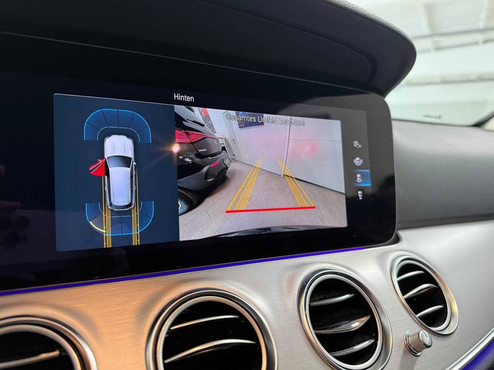 Fahrzeugabbildung Mercedes-Benz E 200d T MBEAM+AHK+STDHZ+HUD+DISTR+THERMO+KAMERA