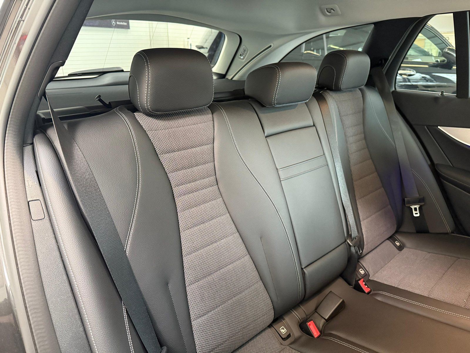 Fahrzeugabbildung Mercedes-Benz E 200d T MBEAM+AHK+STDHZ+HUD+DISTR+THERMO+KAMERA