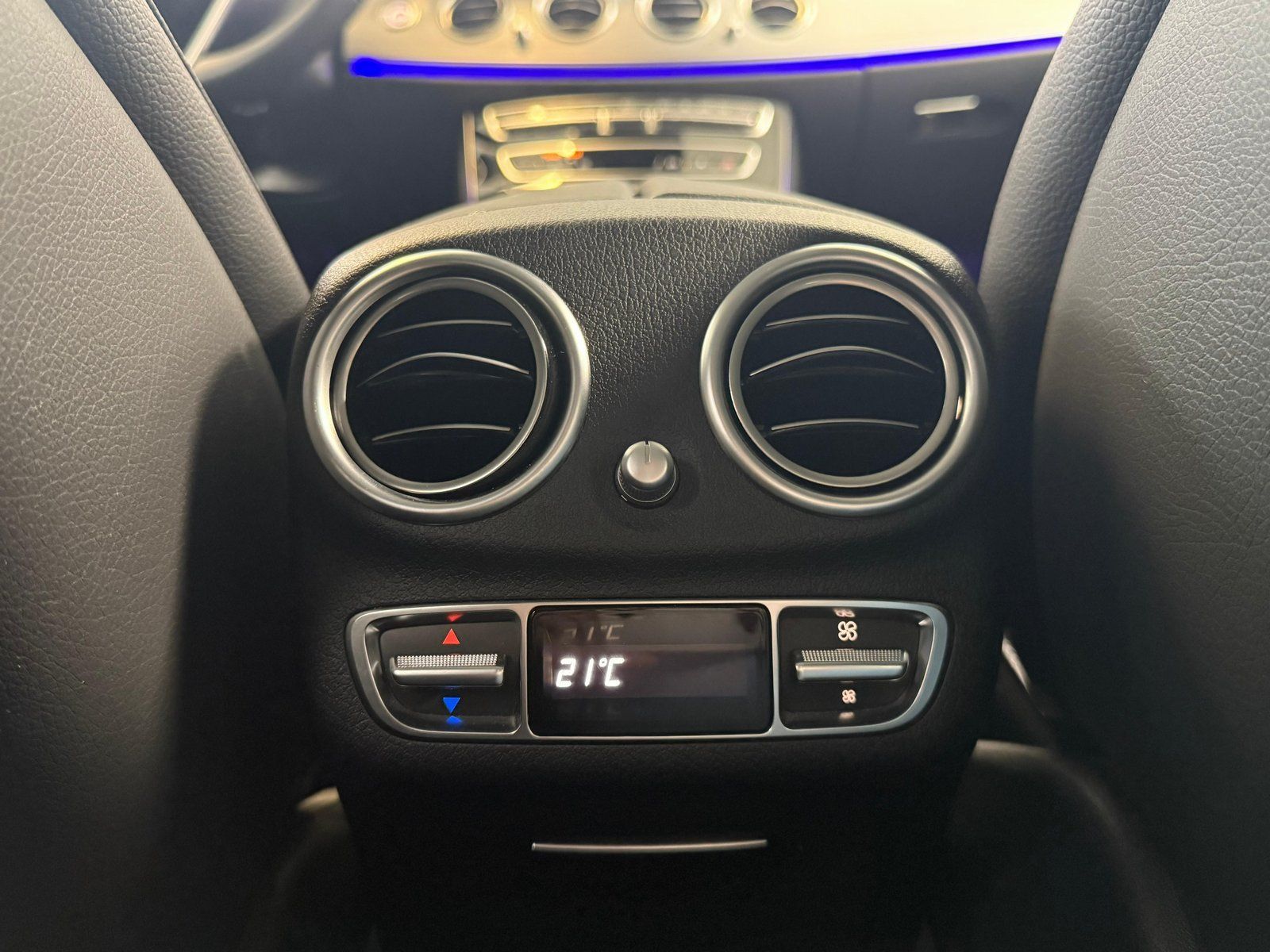 Fahrzeugabbildung Mercedes-Benz E 200d T MBEAM+AHK+STDHZ+HUD+DISTR+THERMO+KAMERA