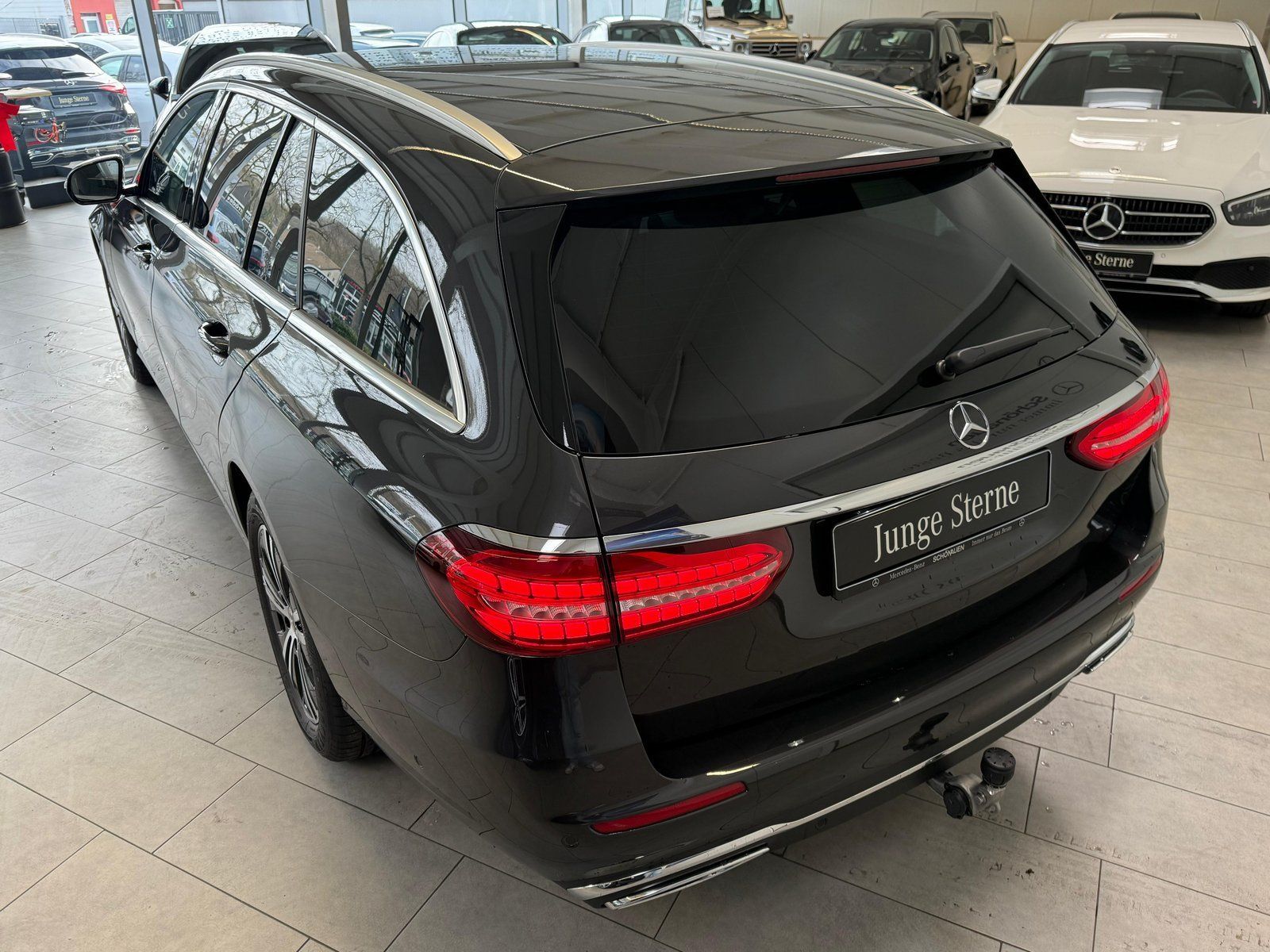 Fahrzeugabbildung Mercedes-Benz E 200d T MBEAM+AHK+STDHZ+HUD+DISTR+THERMO+KAMERA