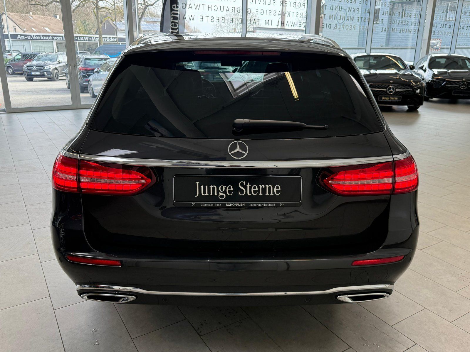 Fahrzeugabbildung Mercedes-Benz E 200d T MBEAM+AHK+STDHZ+HUD+DISTR+THERMO+KAMERA