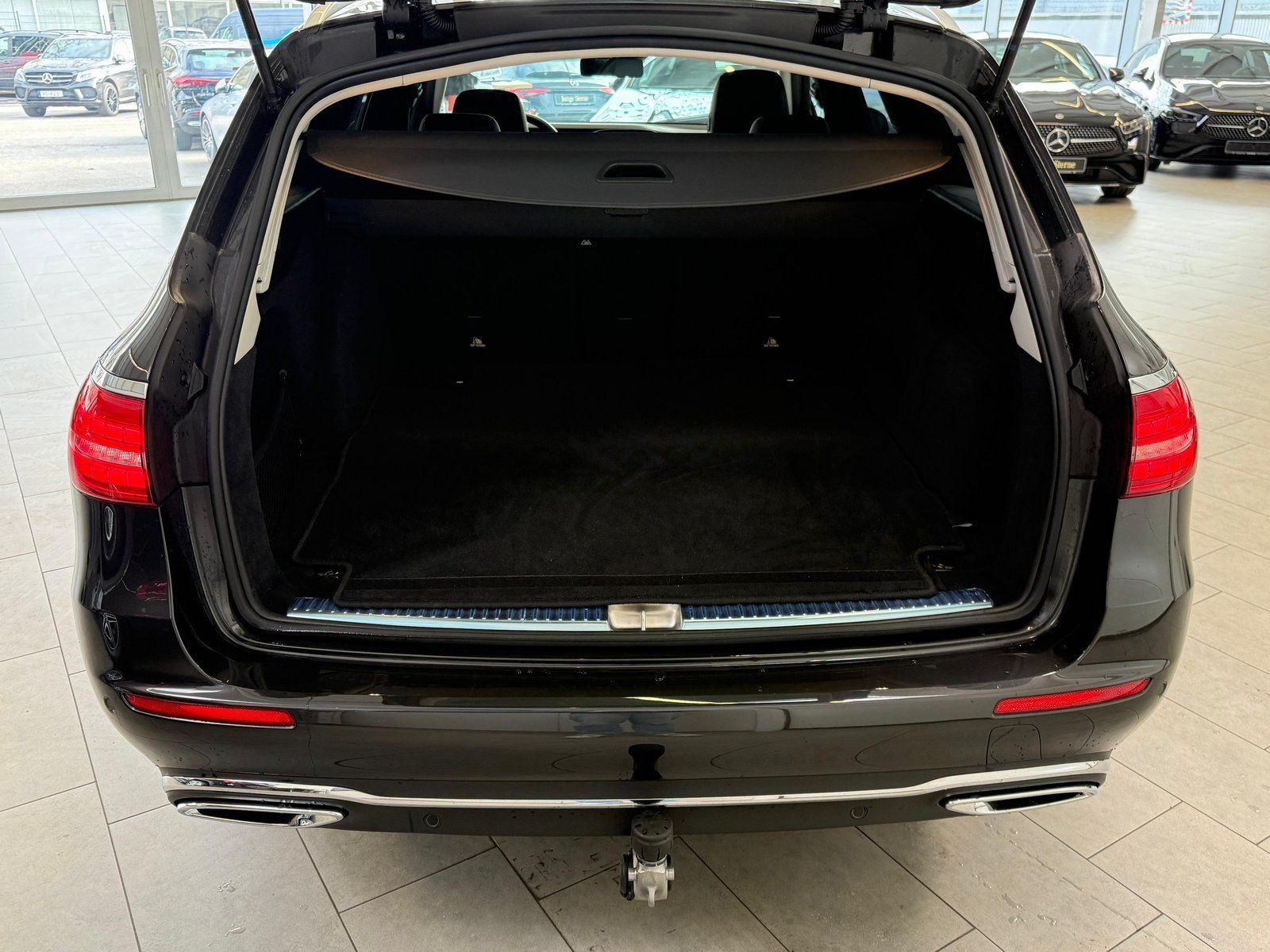 Fahrzeugabbildung Mercedes-Benz E 200d T MBEAM+AHK+STDHZ+HUD+DISTR+THERMO+KAMERA