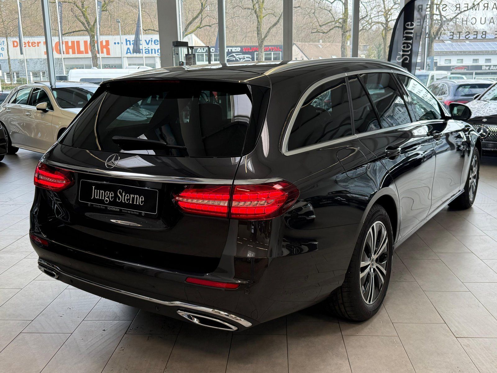 Fahrzeugabbildung Mercedes-Benz E 200d T MBEAM+AHK+STDHZ+HUD+DISTR+THERMO+KAMERA